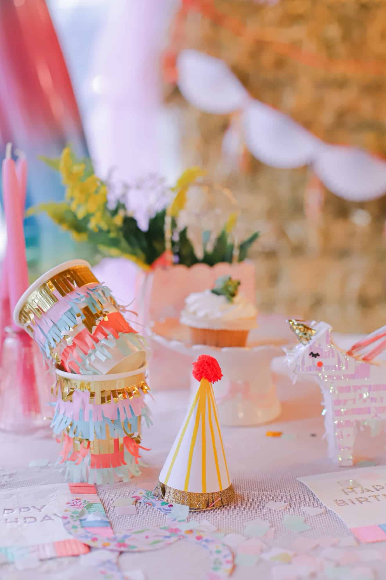 La table du goûter d'anniversaire : chapeaux, confettis et cupcakes