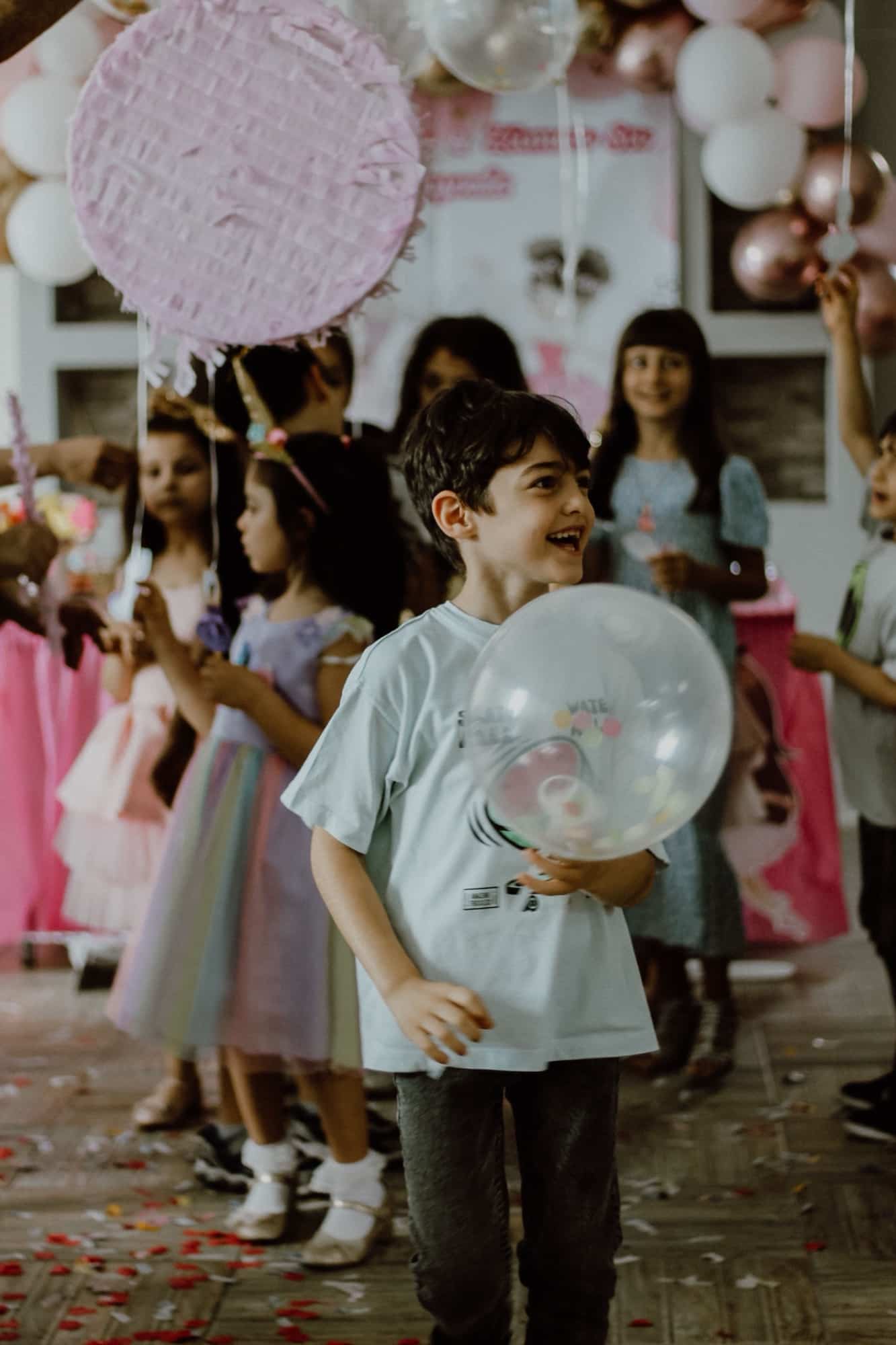 Des enfants en pleine fête, ballons et piñata