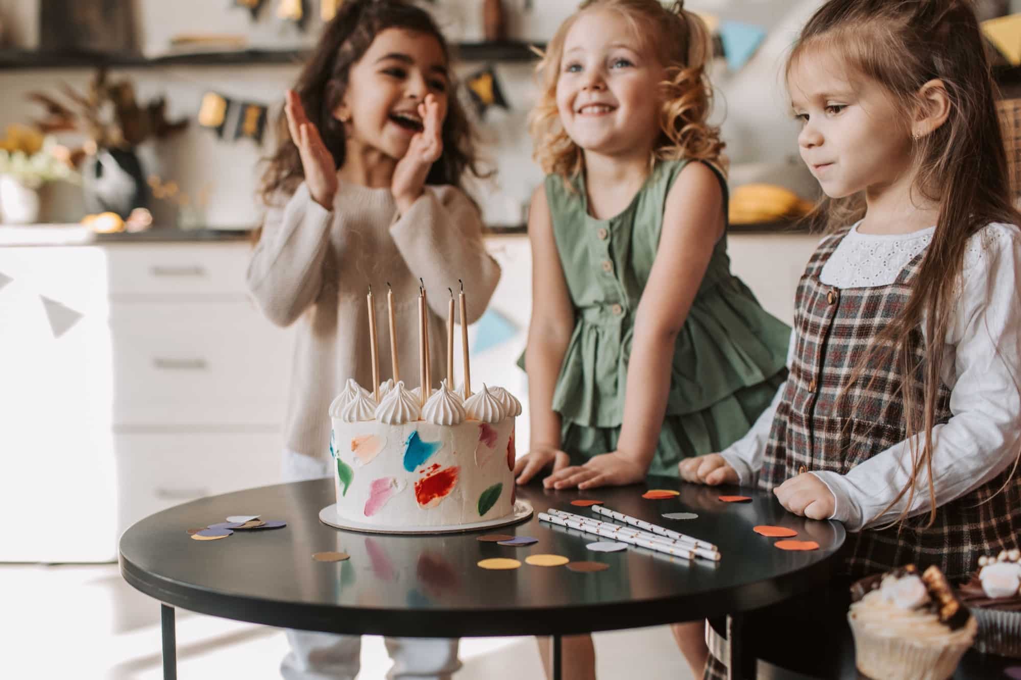 Des enfants autour de la table d'anniversaire
