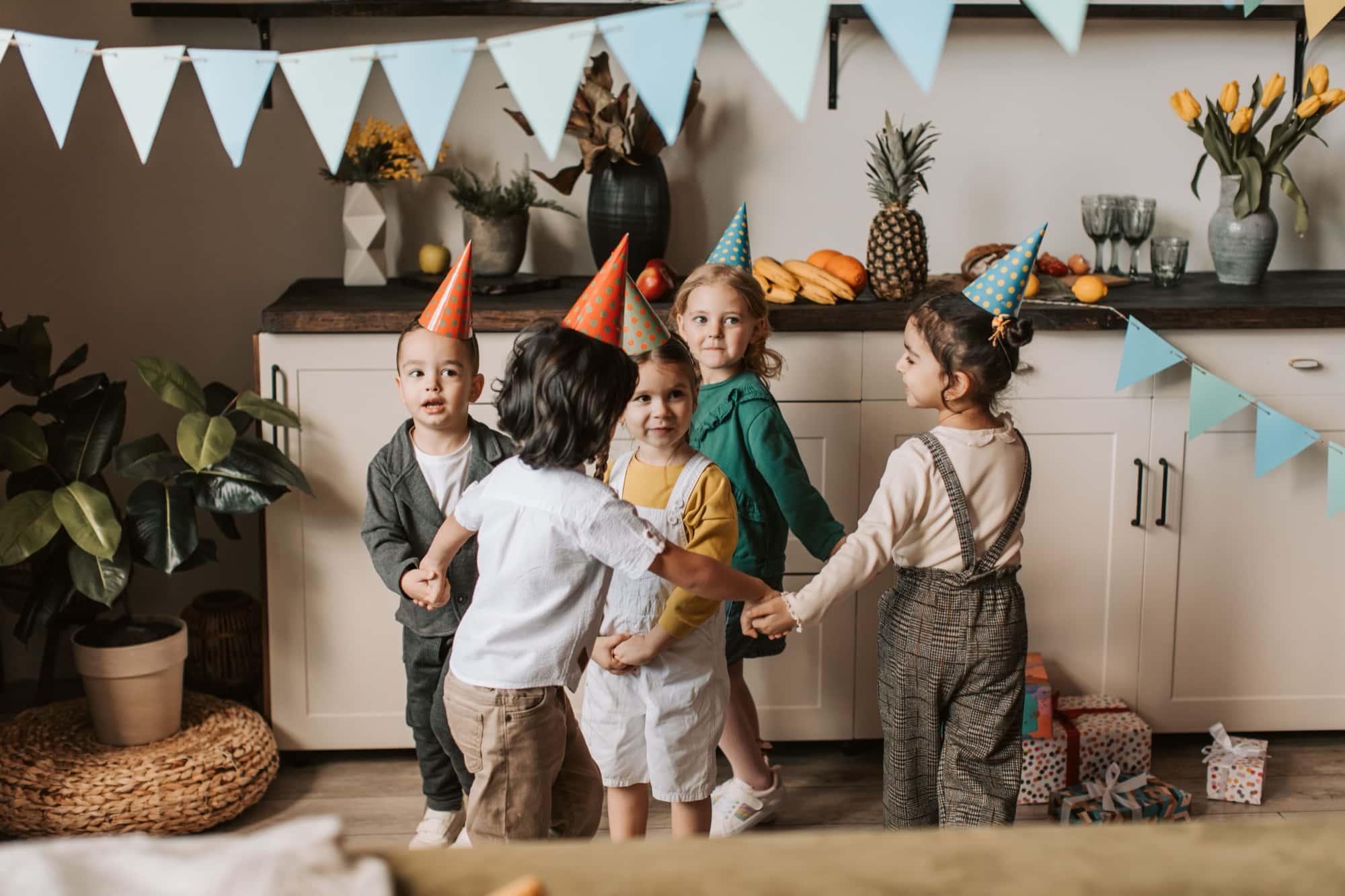 Une ronde d'enfants pendant la mini-boom