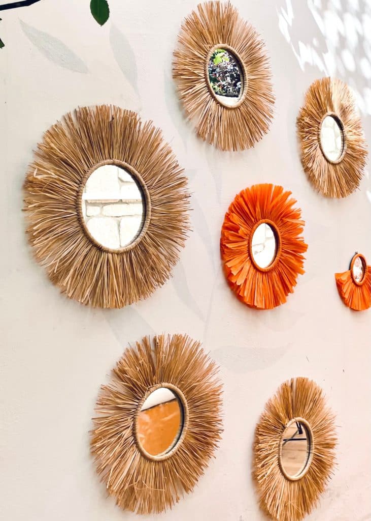 Un miroir à customiser, décoré de perles et de paillettes