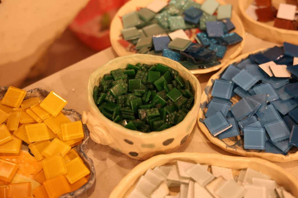 Une mosaïque colorée réalisée en atelier