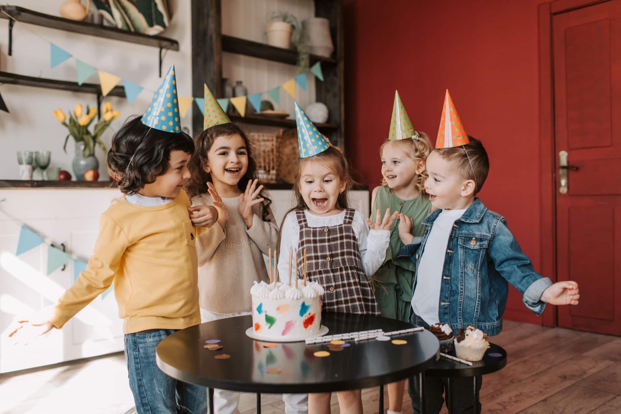 Un groupe d'enfants émerveillés pendant la fête