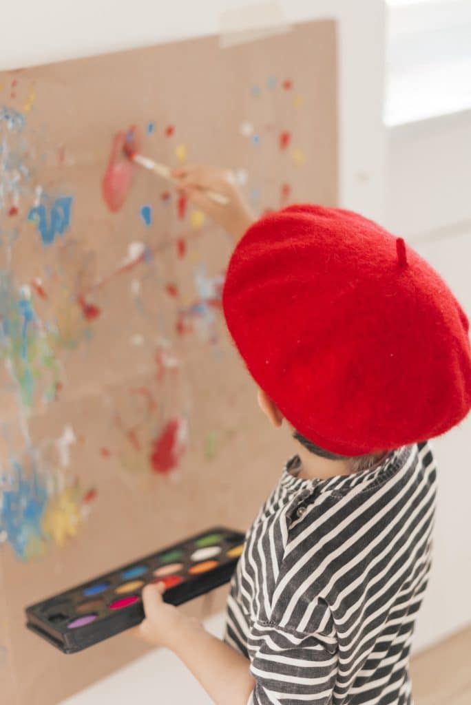 Un enfant peint comme un petit artiste