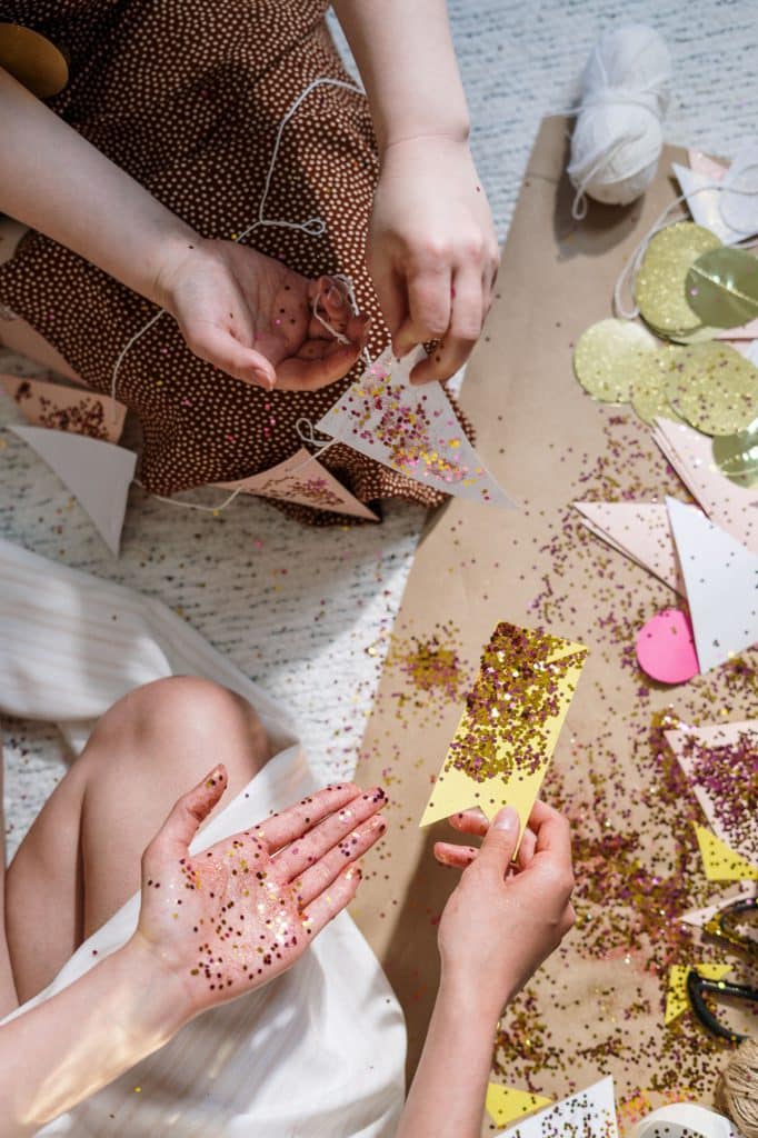 Un tableau pailleté aux couleurs vives