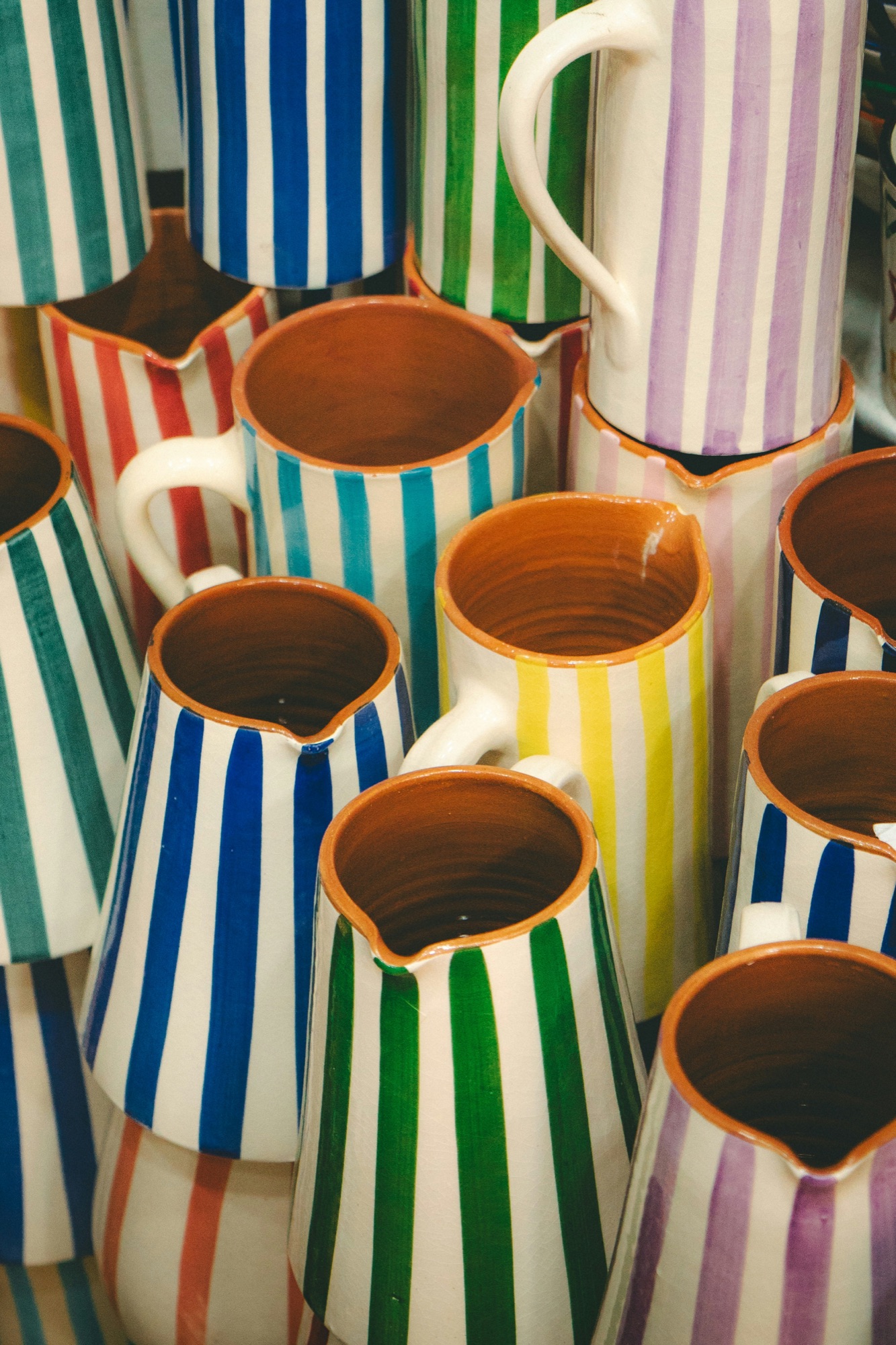 Une sélection de pichets en céramique rayée, en boutique