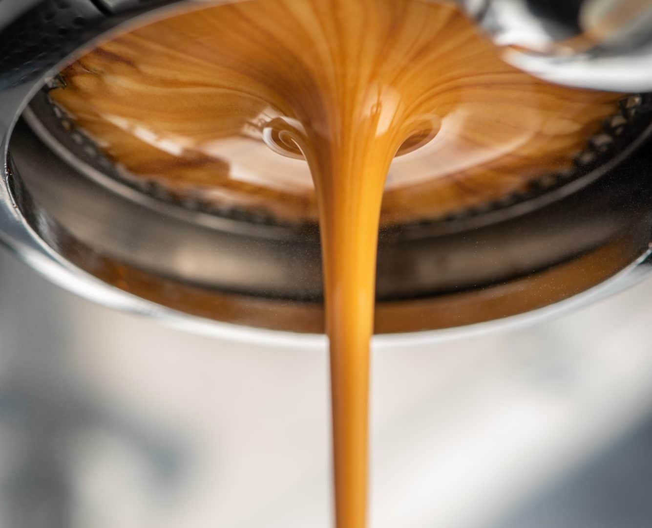 Le café coule dans la tasse
