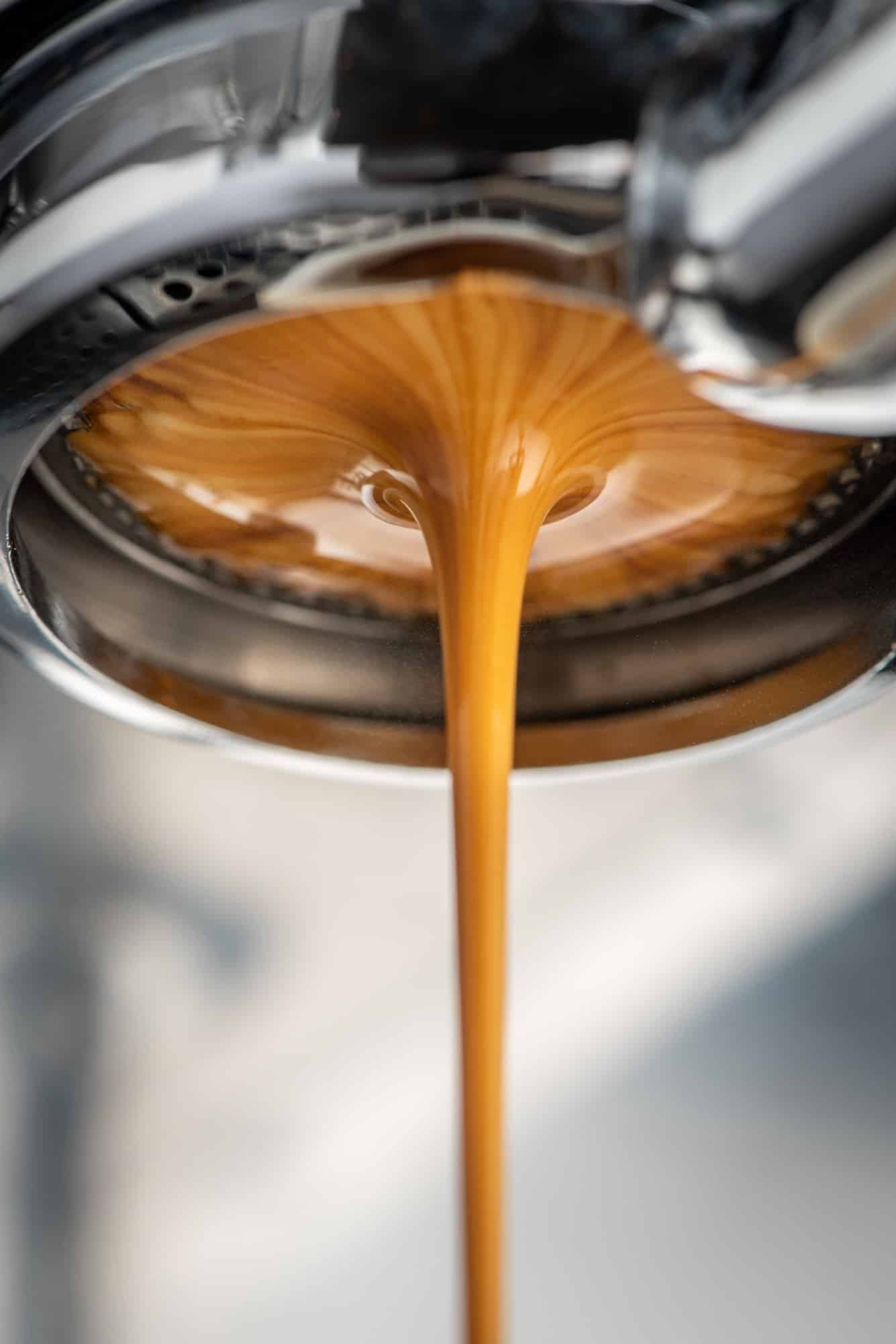 Le café coule dans la tasse