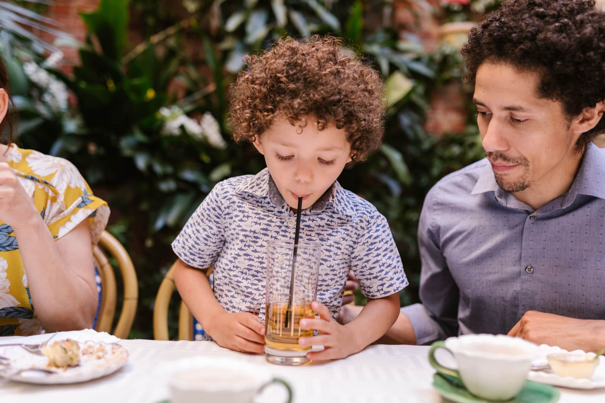 Une famille attablée au coffee shop