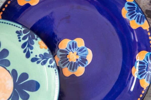 Deux assiettes en céramique peintes à la main, motifs fleuris bleus et verts