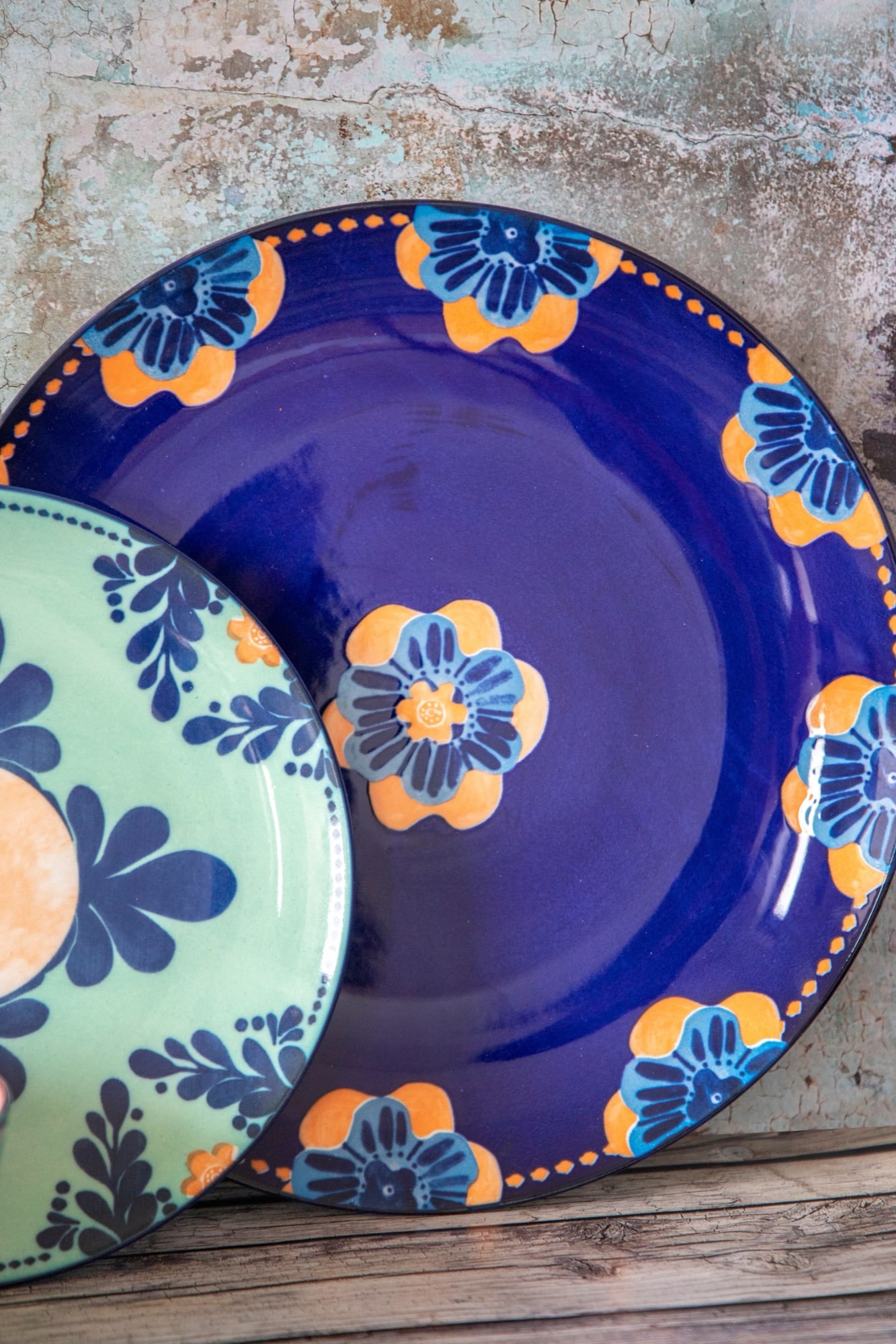 Deux assiettes en céramique peintes à la main, motifs fleuris bleus et verts