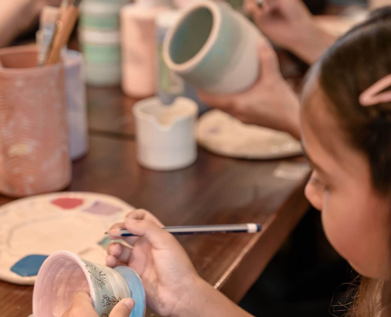 Des objets décoratifs façonnés à la main pendant l'atelier