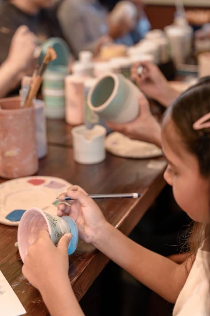 Des objets décoratifs façonnés à la main pendant l'atelier