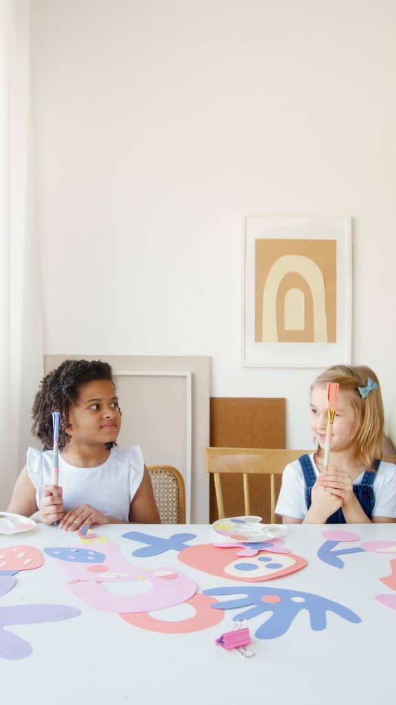 Peinture et formes colorées sur la table d'atelier