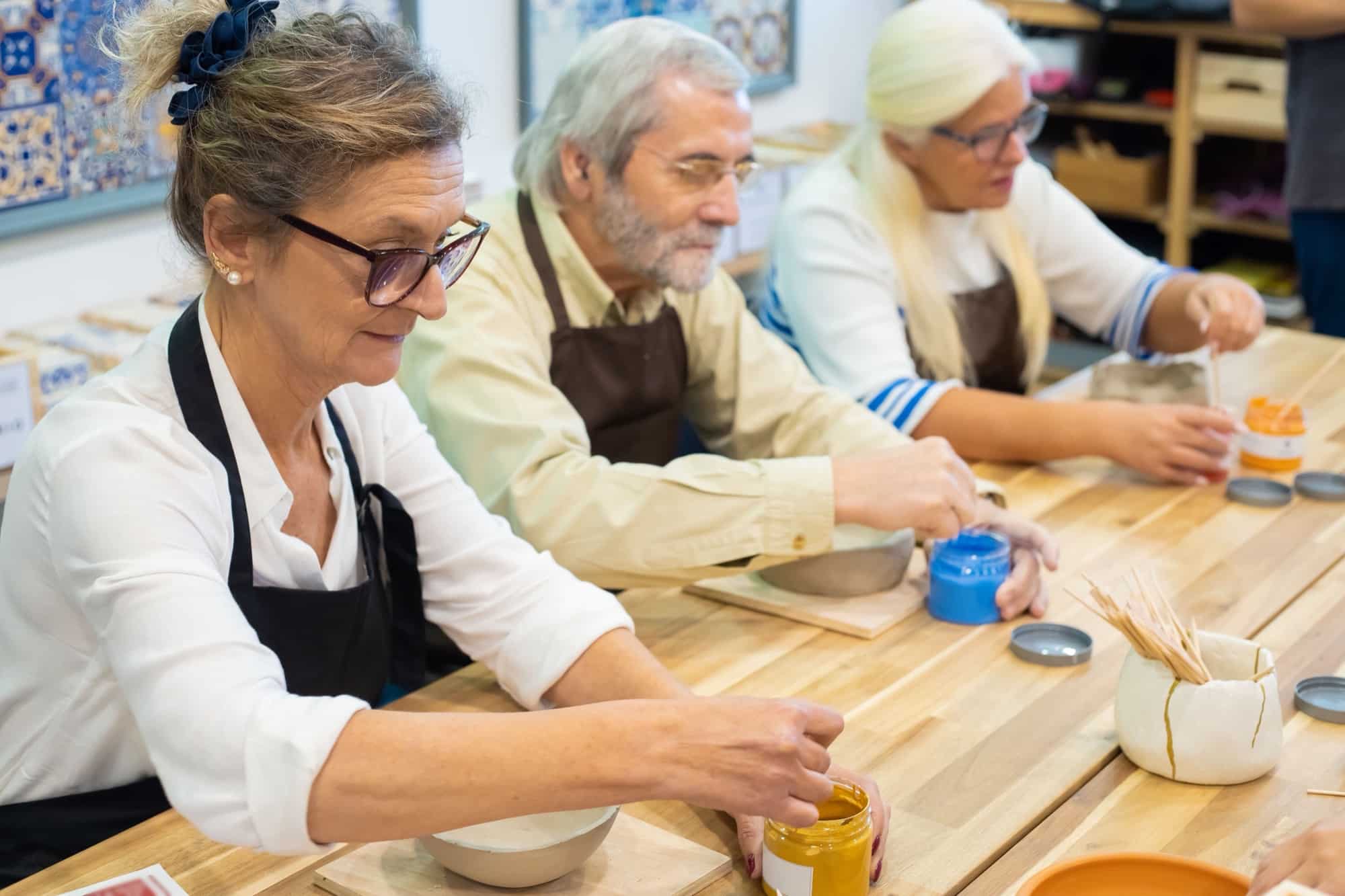 Un groupe de séniors autour de la table d'atelier